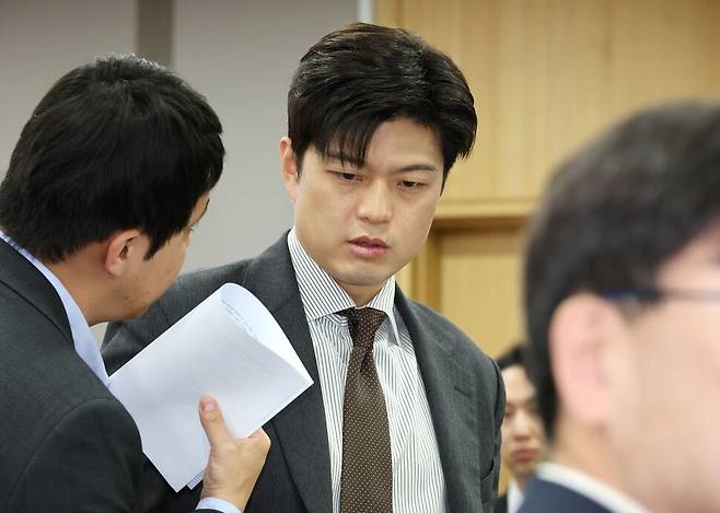 국민의힘 김용태 비상대책위원장이 20일 서울 여의도 국회 의원회관에서 열린 국민의힘 ICT방송본부 방송 분야 정책간담회에 참석해 관계자와 대화하고 있다. 연합뉴스