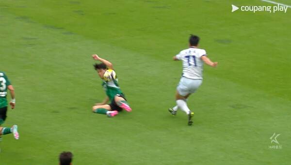 17일 전주월드컵경기장에서 열린 프로축구 경기에서 FC안양 채현우의 크로스를 전북 현대의 김진규 선수가 넘어지면서 막고 있다. 쿠팡플레이 갈무리