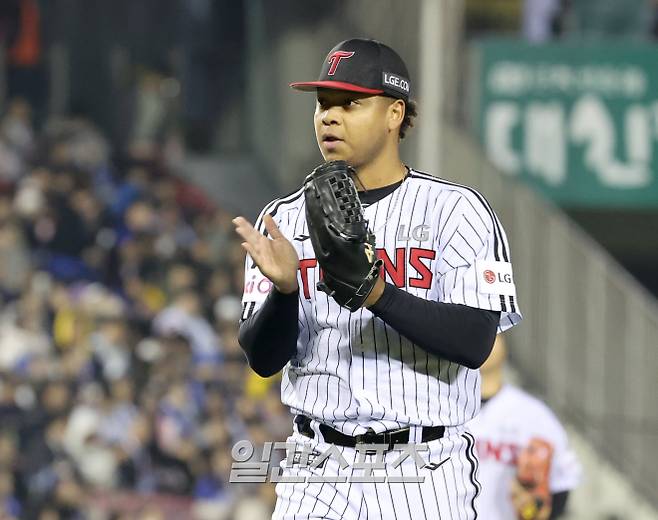 15일 오후 잠실야구장에서 열린 2025 프로야구 삼성과 LG 경기. LG 선발 에르난데스가 5회 삼성 공격을 무실점으로 막고 들어오고 있다. 잠실=정시종 기자 /2025.04.15.