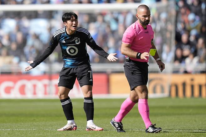 <yonhap photo-2456=""> Minnesota United forward Sang Bin Jeong (7) reacts after receiving a yellow card during the first half of an MLS soccer match against the LA Galaxy, Saturday, March 22, 2025, in St. Paul, Minn. (AP Photo/Abbie Parr)/2025-03-23 08:15:26/ <저작권자 ⓒ 1980-2025 ㈜연합뉴스. 무단 전재 재배포 금지, AI 학습 및 활용 금지></yonhap>