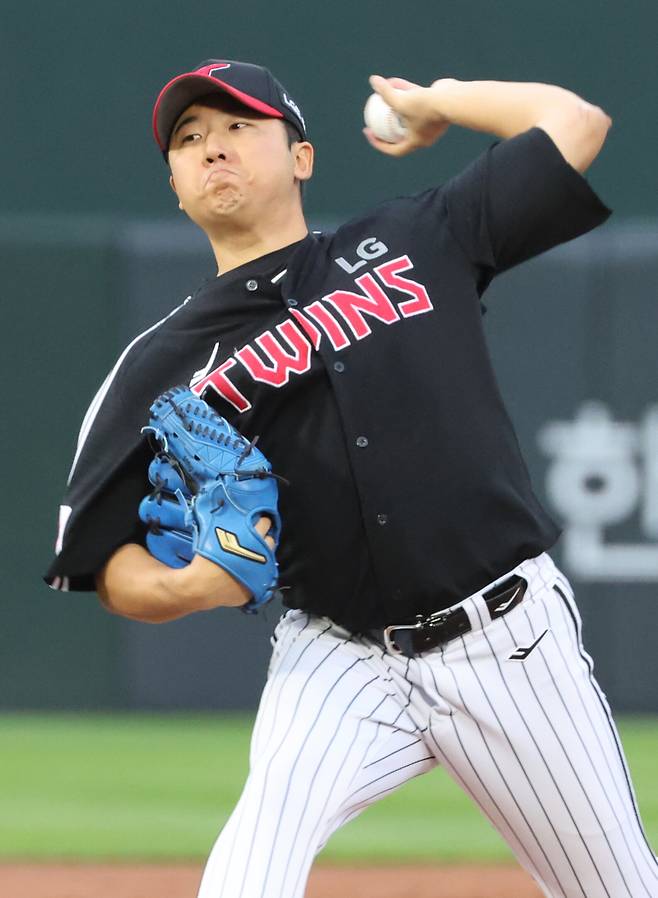 <yonhap photo-5038=""> 투구하는 LG 선발 송승기 (부산=연합뉴스) 강선배 기자 = 20일 부산 사직야구장에서 열린 프로야구 2025 신한 SOL 뱅크 KBO리그 LG 트윈스와 롯데 자이언츠의 경기. 1회 말 LG 선발 송승기가 투구하고 있다. 2025.5.20 sbkang@yna.co.kr/2025-05-20 19:59:59/ <저작권자 ⓒ 1980-2025 ㈜연합뉴스. 무단 전재 재배포 금지, AI 학습 및 활용 금지></yonhap>