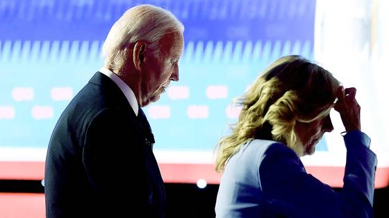 지난해 6월 27일 조 바이든 전 대통령이 조지아주 애틀랜타 CNN 스튜디오에서 진행된 대선 토론을 마친 뒤 질 바이든 여사의 손을 잡고 스튜디오를 빠져나가고 있다. 당시 바이든 전 대통령은 토론 내내 인지력에 문제가 있는게 아니냐는 지적을 받았고, 결국 대선 후보직에서 사퇴했다. AFP=연합뉴스