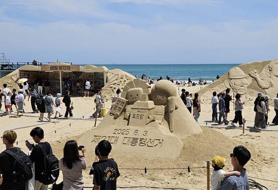 18일 부산 해운대구 해수욕장에서 시민들이 중앙선거관리위원회의 6·3 대선 홍보물을 촬영하고 있다. 김정재 기자