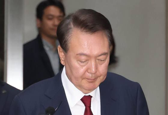 윤석열 전 대통령이 19일 서울 서초구 중앙지방법원에서 열린 내란 우두머리 혐의, 직권남용 권리행사방해 혐의 사건 4차 공판을 마친 뒤 법정을 나서고 있다. 뉴스1