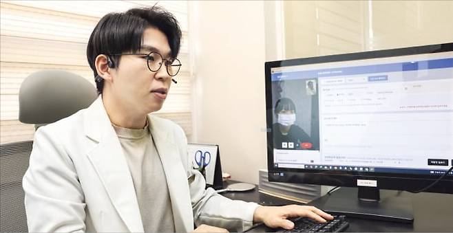 19일 한 의사가 피부질환 환자를 비대면으로 진료하고 있다. 임형택 기자