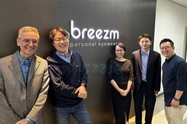 지난해 5월 실사를 위해 브리즘 본사를 방문한 후안 알카세르 하버드 경영대학원(HBS) 석좌교수(왼쪽 첫번째)와 박형진 콥틱 공동대표(왼쪽 두번째), 성우석 대표(오른쪽 첫번째)와 함께한 모습. /콥틱 제공