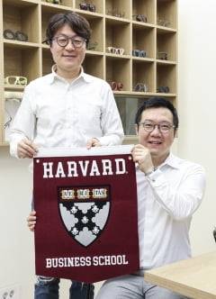 콥틱(브리즘) 창업자인 박형진(왼쪽), 성우석 공동대표. 하버드비즈니스스쿨 로고를 들고 있다. 임형택 기자