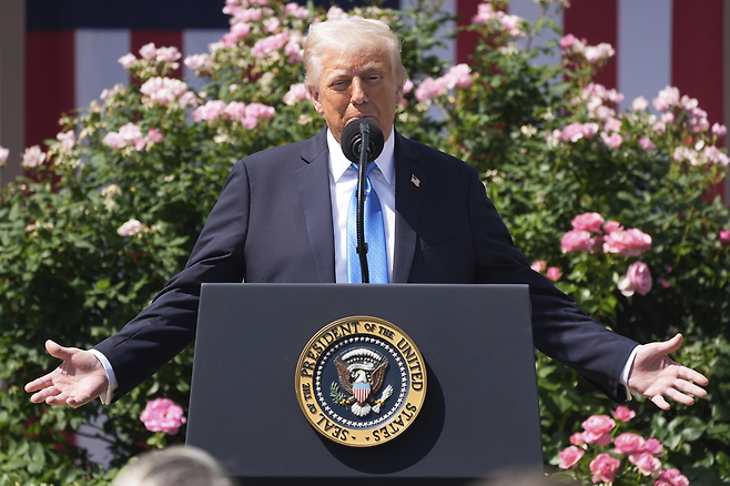 도널드 트럼프 미국 대통령이 19일(현지시간) 백악관 로즈가든에서 연설하고 있다. AP연합뉴스