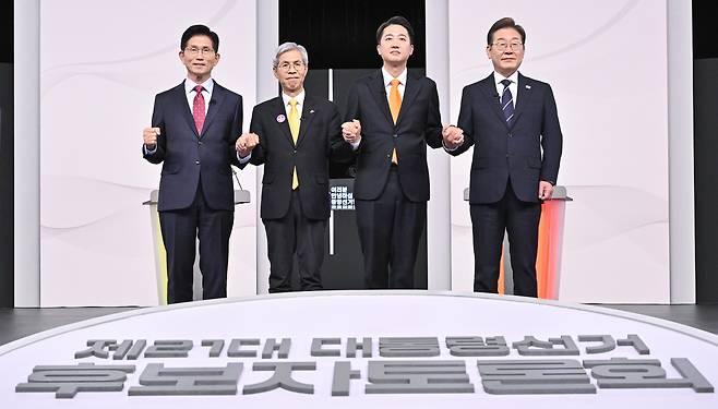 국민의힘 김문수(왼쪽부터)·민주노동당 권영국·개혁신당 이준석·더불어민주당 이재명 대선후보가 18일 서울 마포구 상암동 SBS 프리즘센터 스튜디오에서 열린 제21대 대선 1차 후보자 토론회 시작에 앞서 기념촬영을 하고 있다. 국회사진기자단