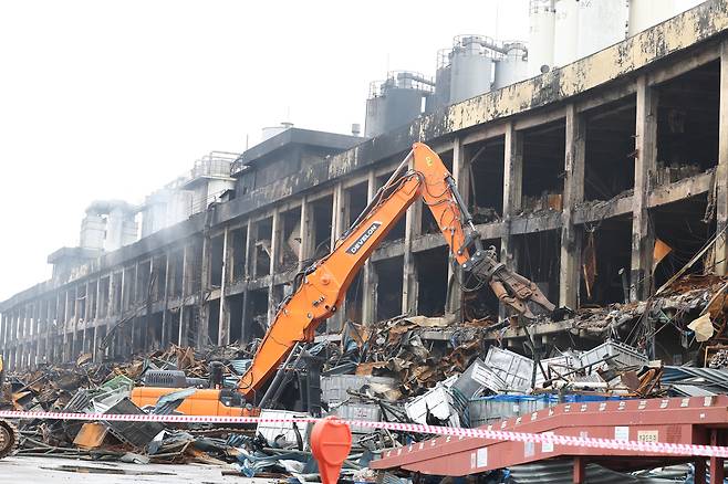20일 오전 광주 광산구 금호타이어 광주공장에서 불이 난 건물을 철거하기 위한 잔해 정리 작업이 이뤄지고 있다. 연합뉴스