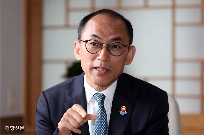 고학수 개인정보보호위원장은 지난 15일 정부서울청사에서 한 경향신문 인터뷰에서 “개인정보 침해로 문제가 생기면 기존 제도만으론 한계가 있다”면서 “위원회가 개인정보 보호 가이드라인을 주는 역할을 적극적으로 하겠다”고 밝혔다. 정지윤 선임기자