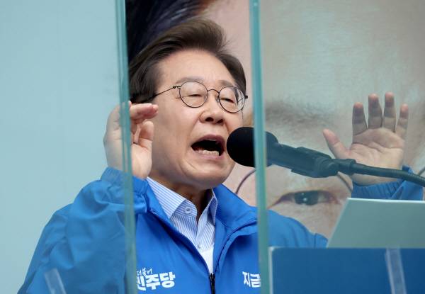 더불어민주당 이재명 대선 후보가 20일 경기 의정부 로데오거리에서 열린 유세에서 시민들에게 지지를 호소하고 있다. 연합뉴스