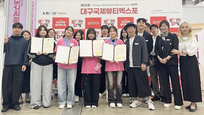 대구과학대 헤어디자인과 학생들이 지난 15일 대구 엑스코에서 열린 ‘2025 제38회 대구광역시장배 미용경기대회’ 상장을 들고 기념촬영을 하고 있다. 대구과학대 제공