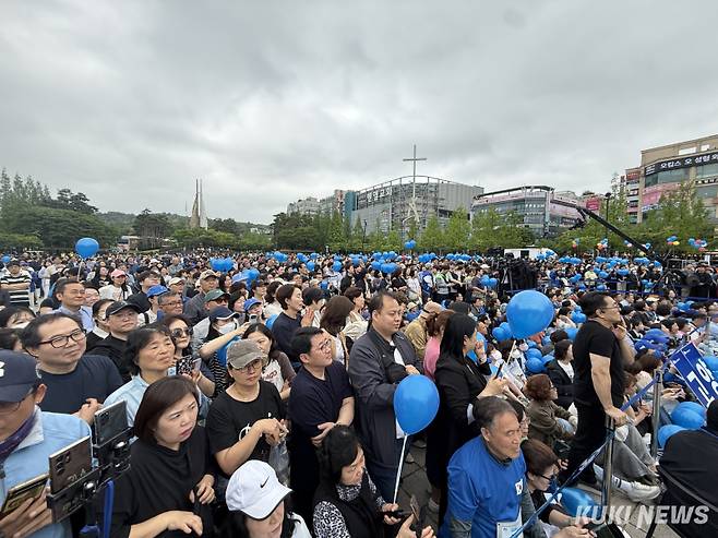 이재명 더불어민주당 대선 후보 지지자들이 20일 오후 경기 고양시 일산호수공원에 모였다. 송금종 기자