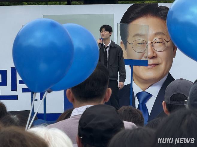 김신양 씨가 20일 오후 이재명 후보의 경기 고양시 일산 유세현장 무대에 올라 발언하고 있다. 송금종 기자