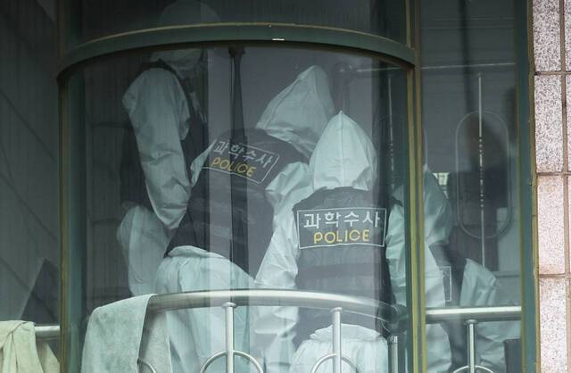 19일 경기 시흥의 편의점과 체육공원 등에서 50대 중국동포가 시민 2명을 잇달아 흉기로 찌르는 사건이 발생해 경찰이 수사에 나선 가운데 용의자의 자택과 그 주변에서 시신 2구가 발견됐다. 사진은 편의점 인근 건물에서 과학수사대원들이 감식을 위해 이동하는 모습. 연합뉴스