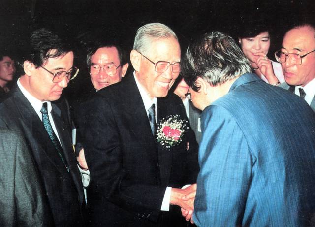 한경직 목사가 1992년 6월 18일 템플턴상 수상 감사예배에서 인사하고 있다. 한 목사는 이 자리에서 “일제 때 신사참배를 했는데 그 죄를 제대로 참회하지 않았다. 일생의 짐이었는데 우상숭배의 죄를 이제야 참회한다”며 눈물을 흘렸다. 국민일보DB