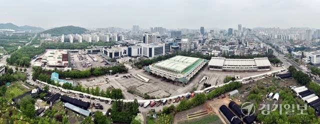 롯데쇼핑㈜이 인천터미널복합개발사업 준공을 당초 2018년에서 2026년까지 두 차례 연장한 데 이어, 2030년까지 3차 연장을 요구하면서 사업 지연 논란이 일고 있다. 사진은 20일 인천시 남동구 구월동 '롯데타운' 부지 전경. 조병석기자