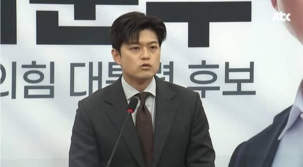 ▲김용태 국민의힘 비대위원장이 20일 긴급기자회견에서 대선후보 배우자 TV토론을 하자고 제안하고 있다. 사진=JTBC 영상 갈무리