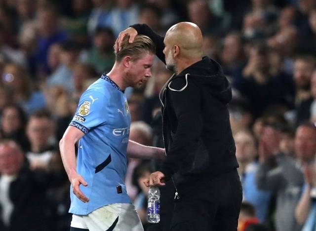 더 브라위너를 격려하고 있는 펩 과르디올라 감독. 사진=REUTERS=연합뉴스