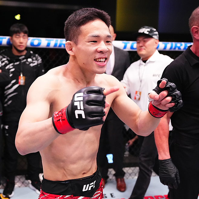 박현성이 2025년 5월 미국 네바다주 엔터프라이즈에서 UFC 데뷔 2연승 기념 촬영을 하고 있다. 사진=TKO