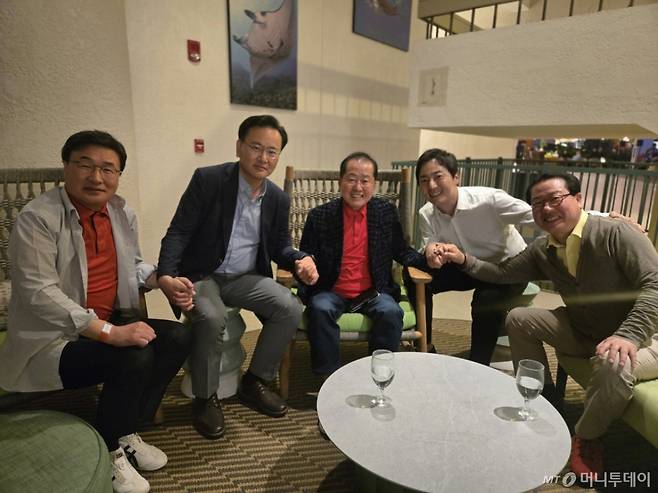 지난 19일 홍준표 전 대구시장의 선거대책위원회 합류를 설득하기 위해 미국 하와이로 떠난 국민의힘 특사단이 빅아일랜드 모처에서 홍 전 시장과 회동하고 있다. (사진=김대식 의원실 제공) 2025.05.20. photo@newsis.com /사진=뉴시스 /사진=