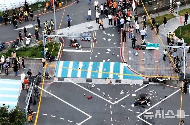 19일(현지시간) 대만 신베이시 싼샤구 타이베이대학교 부속 초등학교 인근 도로에서 발생한 교통사고 현장. 현지 경찰은 78세 노인이 몰던 차량이 시민들을 덮쳐 3명이 숨지고 12명이 부상을 입었다고 밝혔다./사진=뉴시스