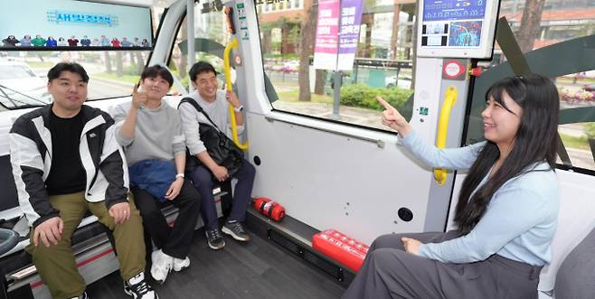 2025 수원 ITS 아태총회 기간 중 운행 예정인 자율주행 차량 내부를 탑승자들 모습. /사진제공=수원시