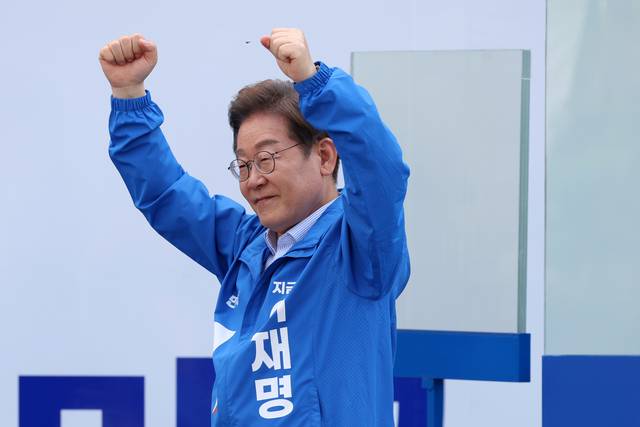 이재명 더불어민주당 대선 후보가 20일 경기 고양 일산문화광장에서 유세를 마친 후 시민들에게 인사하고 있다. 연합뉴스