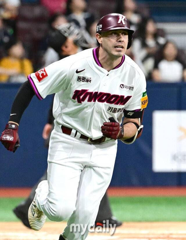 2025년 4월 23일 오후 서울 고척스카이돔에 진행된 '2025 신한 SOL뱅크 KBO 리그' 두산 베어스와 키움 히어로즈의 경기. 키움 카디네스가 1회말 2사 후 유격수 플라이를 친 뒤 전력 질주하고 있다./마이데일리