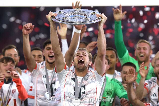 우승을 자축하는 해리 케인과 바이에른 뮌헨 선수단. /게티이미지코리아