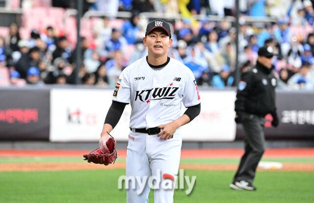 2025년 4월 13일 오후 경기도 수원KT위즈파크 진행된 '2025 신한 SOL뱅크 KBO 리그' 삼성 라이온즈와 KT 위즈의 경기. KT 선발투수 소형준이 5이닝 1실점 투구를 마친 뒤 더그아웃으로 들어가고 있다./마이데일리