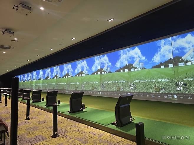 클럽자이안 내 34타석이 깔려있는 스크린 골프연습장 시설. 홍승희 기자