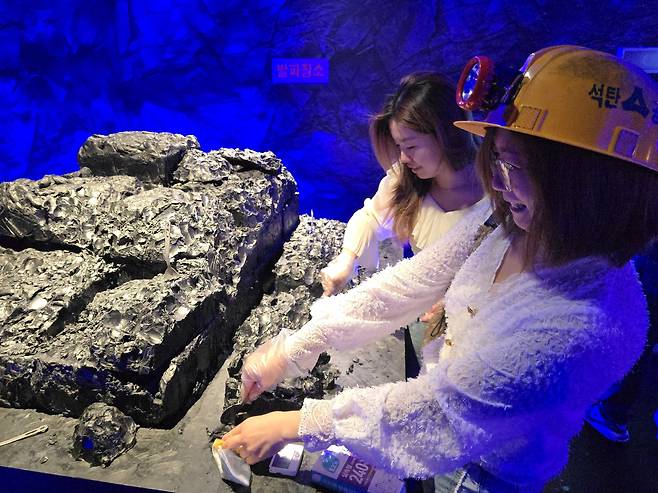 대만에서 온 여성 광부(관광객)의 가열찬 채탄작업