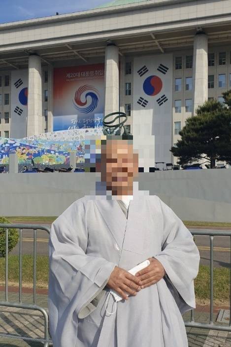 2022년 5월 10일, 세계법왕일붕문도중앙회 네이버 밴드에 올라온 게시물. 승려 정 모 씨 뒤로 ‘제20대 대통령 취임식’이라고 적힌 현수막이 눈에 띈다. 이날 대통령 취임식은 국회의사당에서 진행됐다.