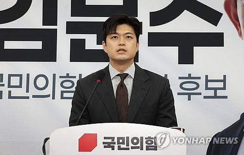 대통령 후보 배우자 TV 토론 제안하는 김용태 비대위원장 (서울=연합뉴스) 김주형 기자 = 국민의힘 김용태 비상대책위원장이 20일 서울 여의도 국회에서 김문수 후보 배우자 설난영, 더불어민주당 이재명 후보 배우자 김혜경 여사 등 대통령 후보 배우자 TV 토론을 제안하고 있다. 2025.5.20 kjhpress@yna.co.kr