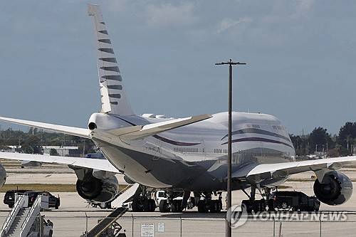 카타르 소유 보잉 747 옆의 트럼프 대통령 방탄차량 [로이터=연합뉴스 자료사진)