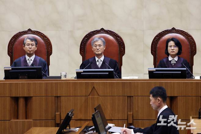 조희대 대법원장을 비롯한 대법관들이 지난 1일 오후 더불어민주당 이재명 대선 후보의 공직선거법 사건 전원합의체 선고를 위해 서울 서초구 대법원 대법정에 입장해 자리에 앉아 있다. 사진공동취재단