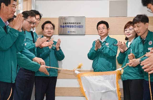 이철우 경상북도지사(오른쪽 세번째), 김학홍 행정부지사(오른쪽 네번째) 등이 19일 ‘산불피해재창조본부’ 출범과 함께 마을주택재창조사업단(TF) 현판식을 하고 있다. 경북도