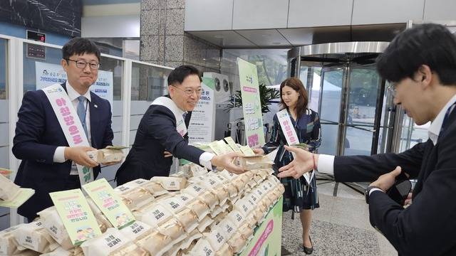 서울 중구 예금보험공사에서 맹석인 서올농협본부장(왼쪽 두번째)이 출근하는 직원들에게 아침밥 먹기 운동 홍보물과 쌀과자를 나눠주고 있다.