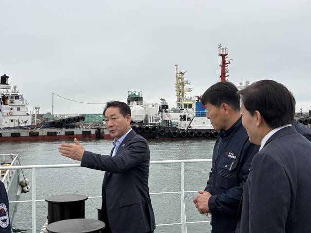 ▲유정복 인천시장(왼쪽)이 취항을 앞둔 '옹진갈매기2호'를 둘러보고 있다. ⓒ인천광역시