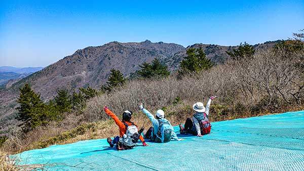 패러글라이더장 건너편 형제처럼 가까운 제암산.