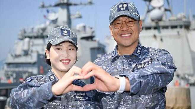 율곡이이함 기관장 임재우 중령(진)과 정조대왕함 주기실장 김보아 소령