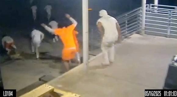 미국 교도소 건물에서 죄수 10명이 빠져나가고 있다. 올리언스 교구 교도소