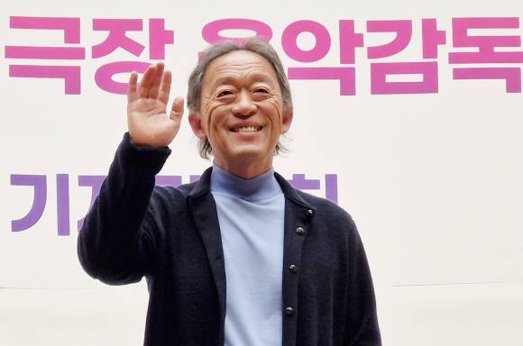 세계적 오페라극장 이탈리아 라 스칼라 극장의 차기 음악감독으로 선임된 지휘자 정명훈이 19일 부산진구 부산콘서트홀에서 열린 기자간담회에서 환하게 웃으며 취재진에게 인사하고 있다. 부산 뉴스1