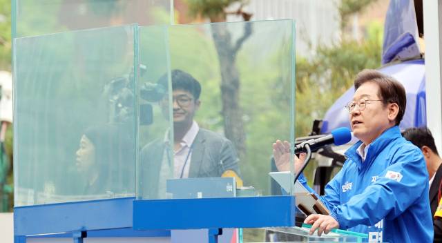 이재명 더불어민주당 대선 후보가 19일 서울 용산역 광장에서 방탄유리가 후보 기준 측면에 설치된 유세차량에 올라 지지를 호소하고 있다. 오승현 기자 2025.05.19