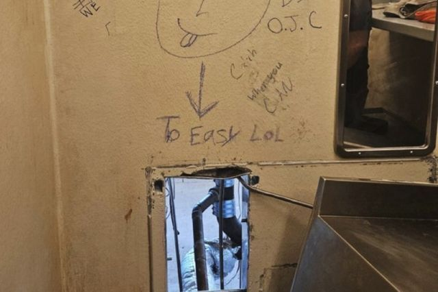 미국 교도소를 탈옥한 죄수들이 남긴 낙서. “너무 쉽네, 하하”라고 적혀 있다. AP 연합뉴스