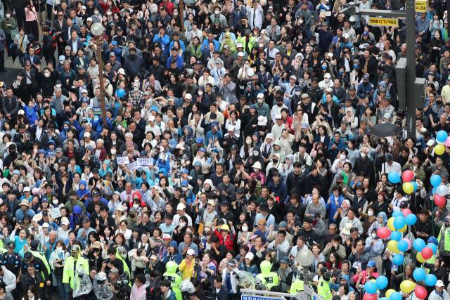 이재명 더불어민주당 대선 후보의 지지자들이 제21대 대통령선거 재외국민투표가 시작된 20일 경기 의정부시 태조이성계상 앞에서 이 후보의 유세를 지켜보고 있다. 의정부=오승현 기자