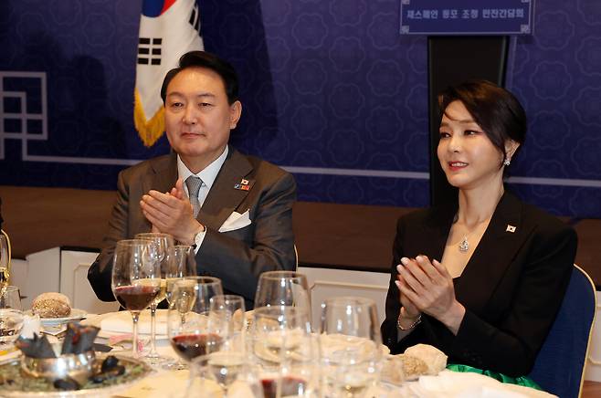 2022년 6월29일 윤석열과 김건희씨가 스페인 순방 중 동포 만찬 간담회에 참석했다. ⓒ연합뉴스