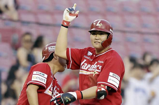 SSG 고명준이 20일 잠실 두산전에서 3회초 2타점 3루타를 쳐낸 뒤 기뻐하고 있다. 고명준은 이날 4타수 2안타 2타점의 활약으로 팀의 5-3 승리를 이끌었다. 서울|뉴시스